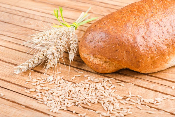 Pane fresco con chicchi di grano — Foto Stock