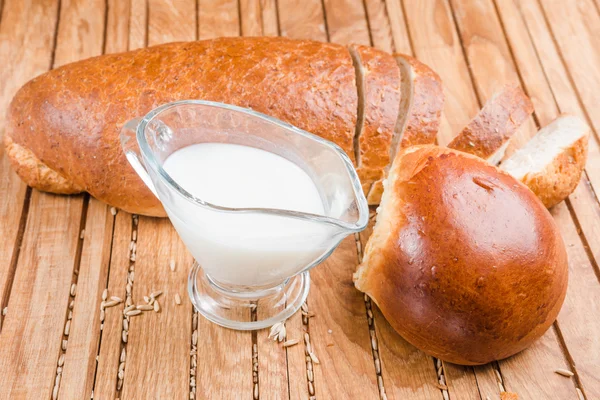 Pane affettato fresco con cereali e latte — Foto Stock