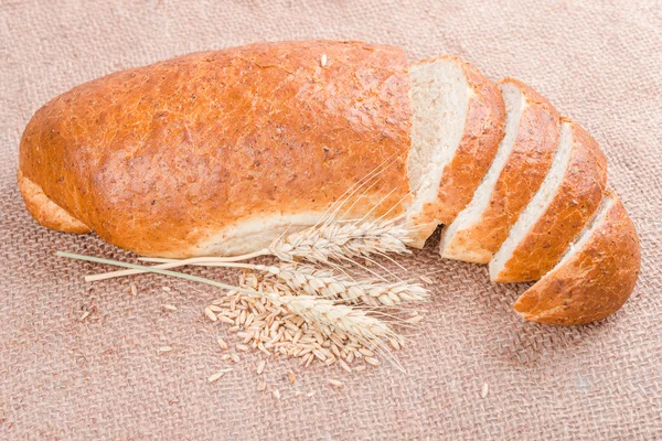 Pane fresco con chicchi di grano — Foto Stock