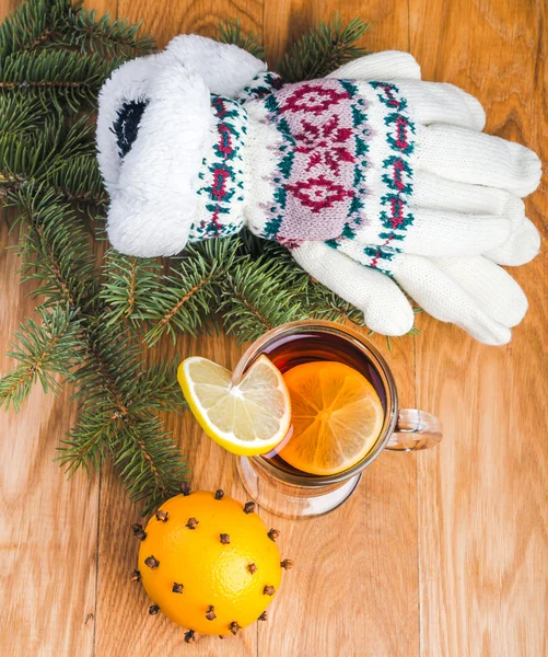 Vino caliente y guantes de punto —  Fotos de Stock