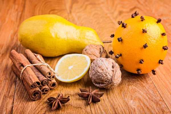 Nueces, naranja, pera y especias — Foto de Stock