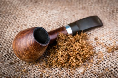 Boru ve çuval bezi arka plan üzerinde tütün Sigara