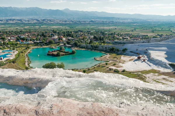 Lago cercado de travertino, Pamukkale — Fotografia de Stock