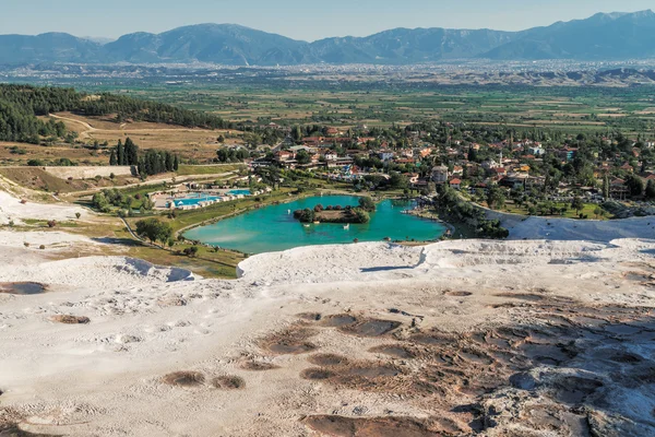 Jezero obklopené travertin, Pamukkale — Stock fotografie