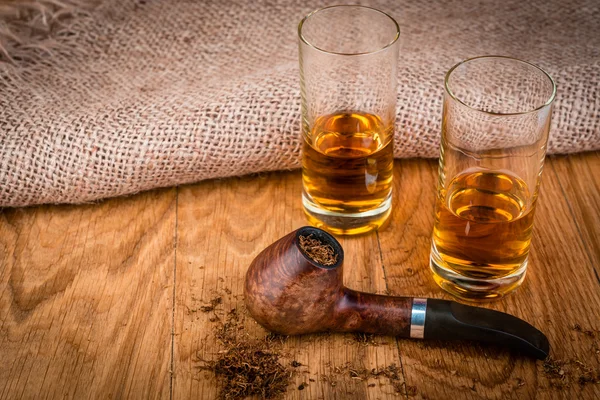 Cognac ou brandy et pipe à fumer — Photo