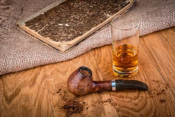 Pipa de fumar y libro viejo, coñac o brandy — Foto de Stock