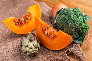 enginar, dilimlenmiş kabak, soğan ve brokoli