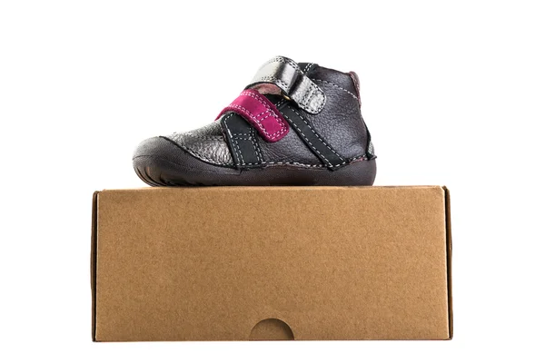 Babyschuh auf der Schachtel — Stockfoto