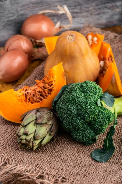 Calabaza, brócoli y cebolla en rodajas . —  Fotos de Stock