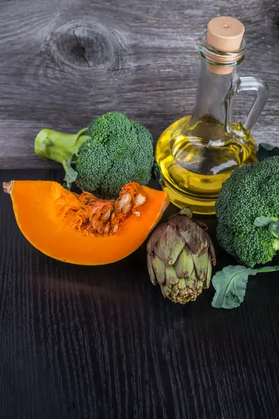 Autumn set -sliced pumpkin and green fresh vegetables — Stock Photo, Image