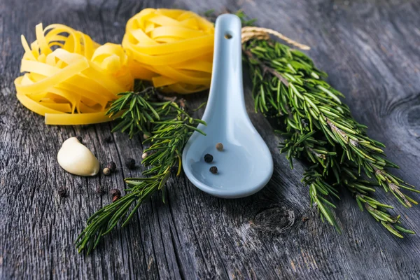 Pâtes italiennes et épices sur table grise rustique — Photo