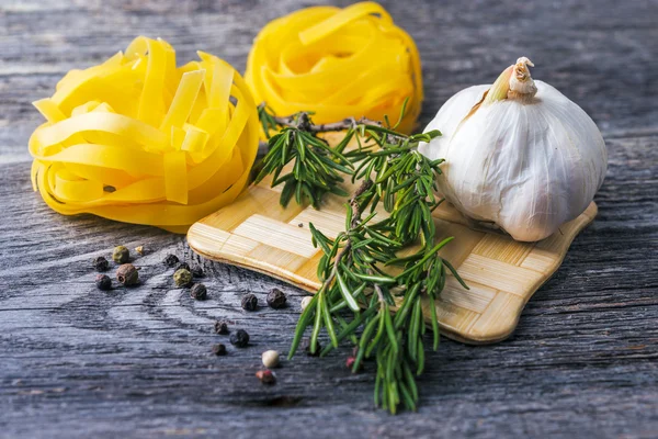 Pastas italianas y especias sobre mesa gris rústica — Foto de Stock