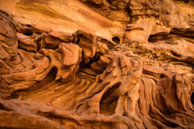 Sina Çölü, Mısır kanyonda renkli taşlar