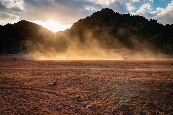 Fantastische Berge und Wolken bei Sonnenuntergang — Stockfoto