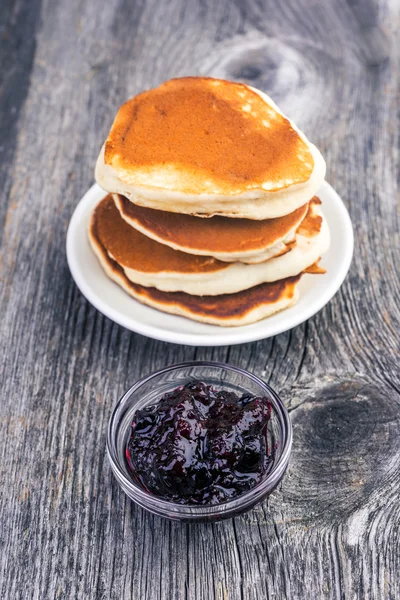 Frische heiße hausgemachte Pfannkuchen Folie und Marmelade — Stockfoto