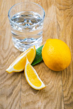 Cam ahşap arka plan üzerinde taze limon limonata