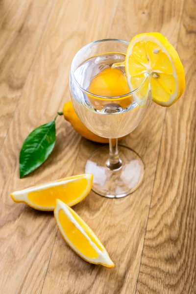 Limonata con limone fresco in vetro su fondo di legno — Foto Stock