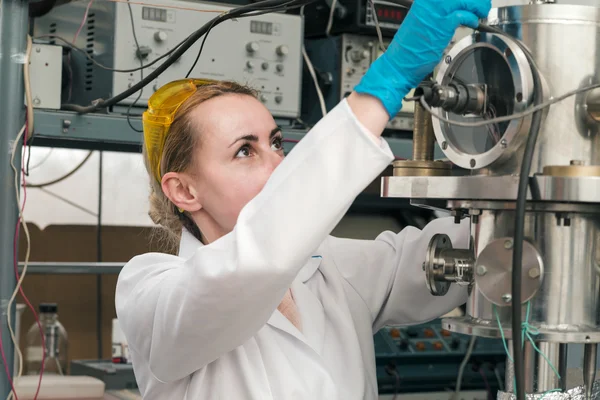 Wissenschaftler arbeitet in einer Bank für flüssigen Stickstoff — Stockfoto