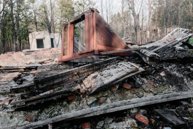 terk edilmiş eski evi yok etti.