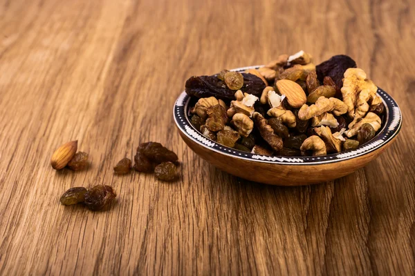 Granola com nozes, damascos secos, passas — Fotografia de Stock