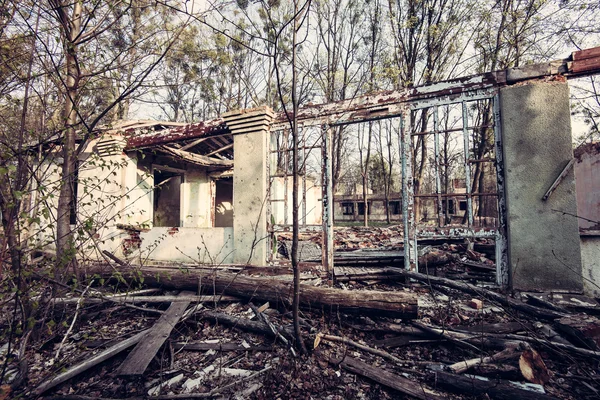 Velha casa abandonada — Fotografia de Stock