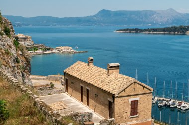 Corfu adasında eski kale dan görüldüğü gibi Corfu şehrin havadan görünümü