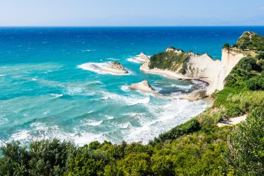 Denize yakın Cape Drastis beyaz kayalar
