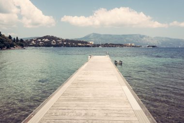 Duba üzerinde bir plaj, İyon Denizi