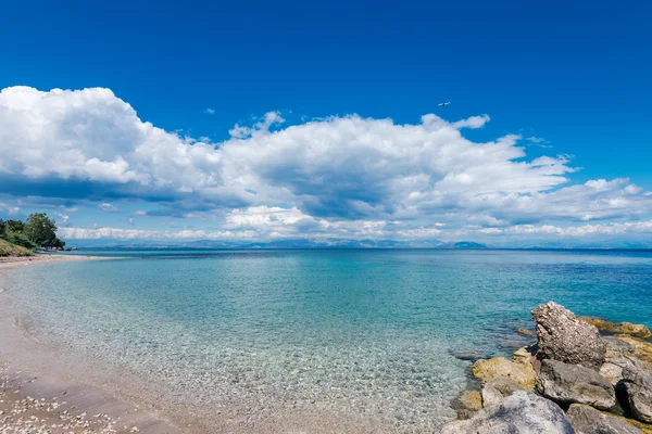 Gouden zandstrand en de Middellandse Zee in de buurt van Agios Ioannis Peristeron. — Stockfoto