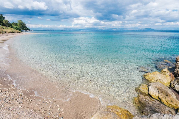 Agios Ioannis Peristeron yakınındaki altın kumlu plaj ve Akdeniz. — Stok fotoğraf