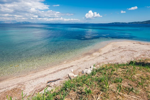 Praia de areia dourada e mar Mediterrâneo perto de Agios Ioannis Peristeron . — Fotografia de Stock