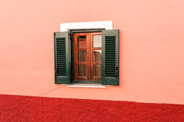 Finestra della casa tradizionale greca — Foto Stock