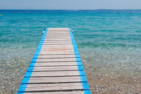 Pontón que se extiende en el mar en Grecia — Foto de Stock