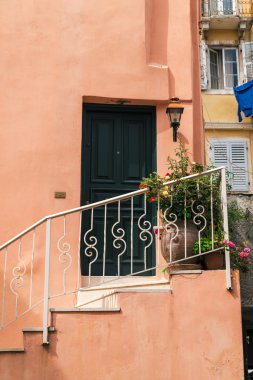 geleneksel bir Yunan evin önünde çiçek