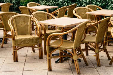 Korfu rattan sandalye ile yaz Cafe