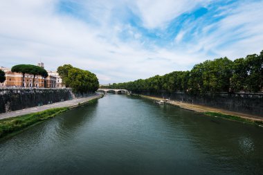 Tiber Nehri üzerindeki köprü, Roma