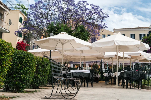 Korfu çiçekli Yunan Cafe — Stok fotoğraf