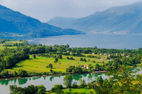 Lago di Mezzola jezioro krajobraz, Włochy, Europa. — Zdjęcie stockowe