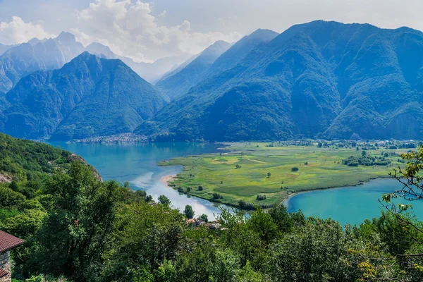 Lago di Mezzola jezioro krajobraz, Włochy, Europa. — Zdjęcie stockowe