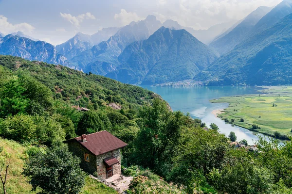 Lago di Mezzola Paesaggio lacustre, Italia, Europa . — Foto Stock