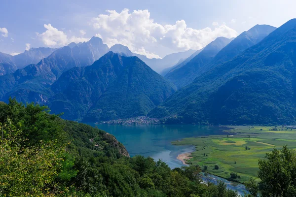 Lago di Mezzola jezioro krajobraz, Włochy, Europa. — Zdjęcie stockowe