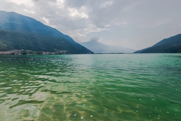 Lago di Mezzola Paesaggio lacustre, Italia, Europa . — Foto Stock