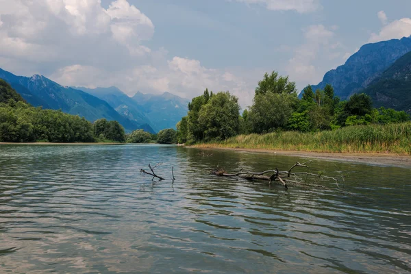 Lago di Mezzola Paesaggio lacustre, Italia, Europa . — Foto Stock