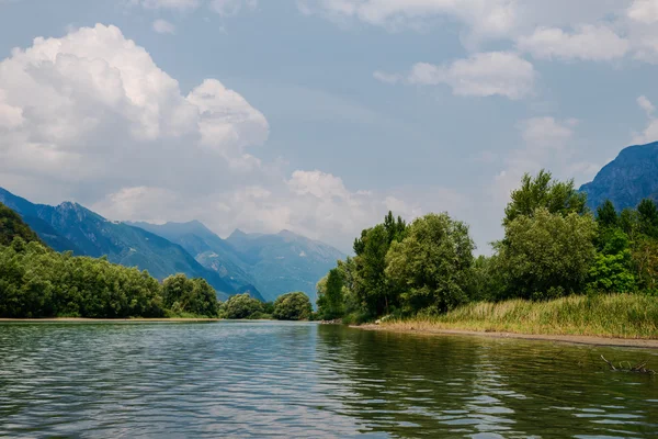 Lago di Mezzola jezioro krajobraz, Włochy, Europa. — Zdjęcie stockowe