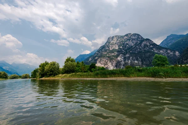 Lago di Mezzola jezioro krajobraz, Włochy, Europa. — Zdjęcie stockowe