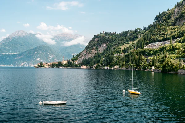 Widok z rybackich miejscowości Bellano w jezioro Como — Zdjęcie stockowe