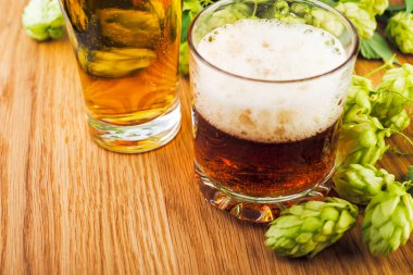 Atlama ve bira ahşap bir masa üzerinde