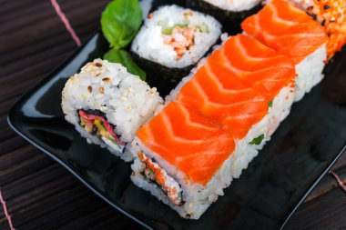 Japon yemekleri tarzı. suşi rulo