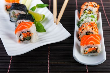 Japon yemekleri tarzı. suşi rulo