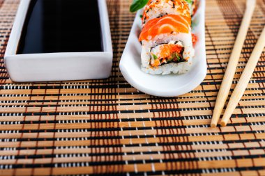 Bambu hasır üzerinde geleneksel rulo.